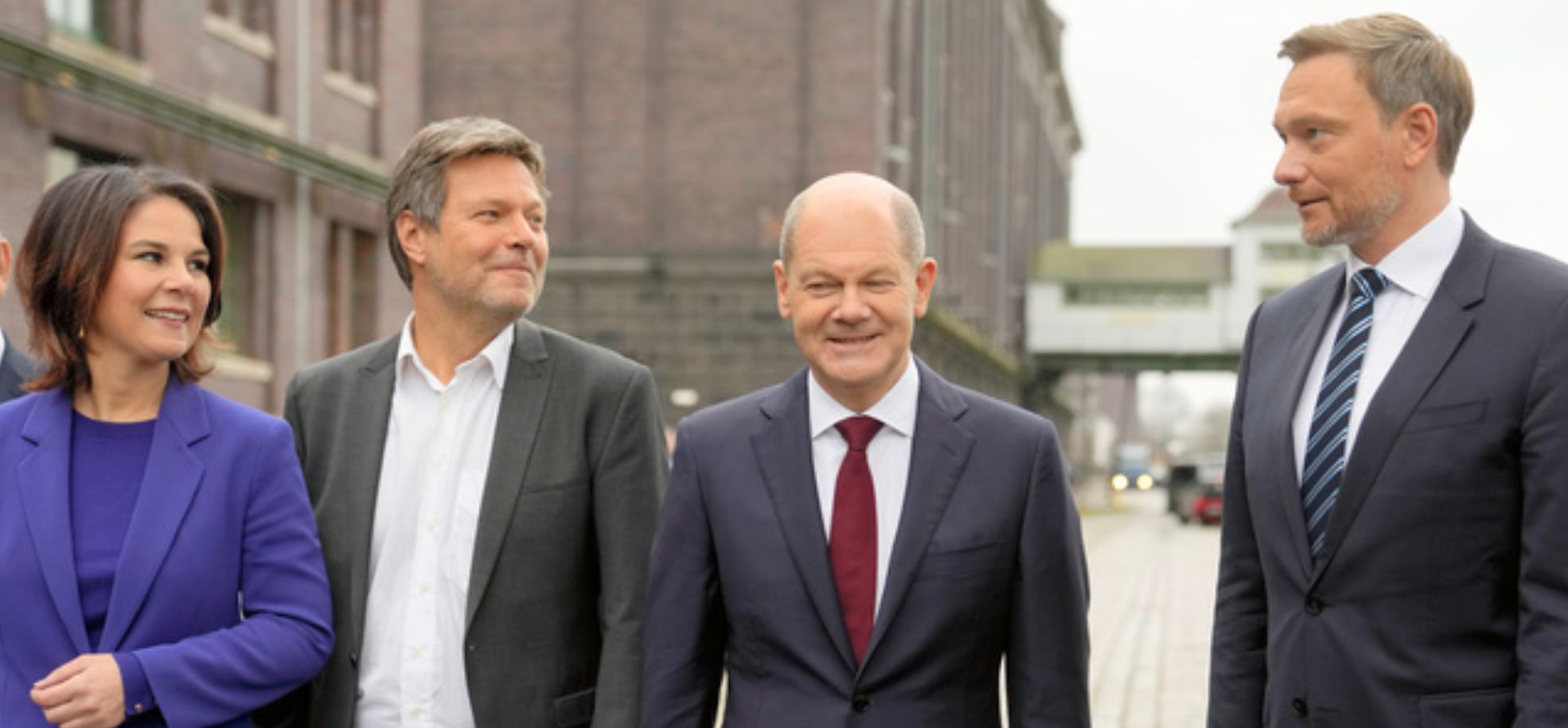 写真・図版 : 3党の連立合意を発表した社会民主党(SPD)のショルツ氏(右から2人目)と自由民主党(FDP)、緑の党の代表ら＝2021年11月24日