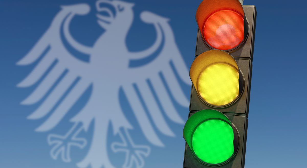 写真・図版 : ドイツの各政党はイメージカラーを定めており、新政権の連立は、加わった3党の色にちなみ「信号連立」と呼ばれている。社会民主党(SPD)は赤、緑の党は緑、自由民主党(FDP)は黄だ＝DesignRage/Shutterstock.com