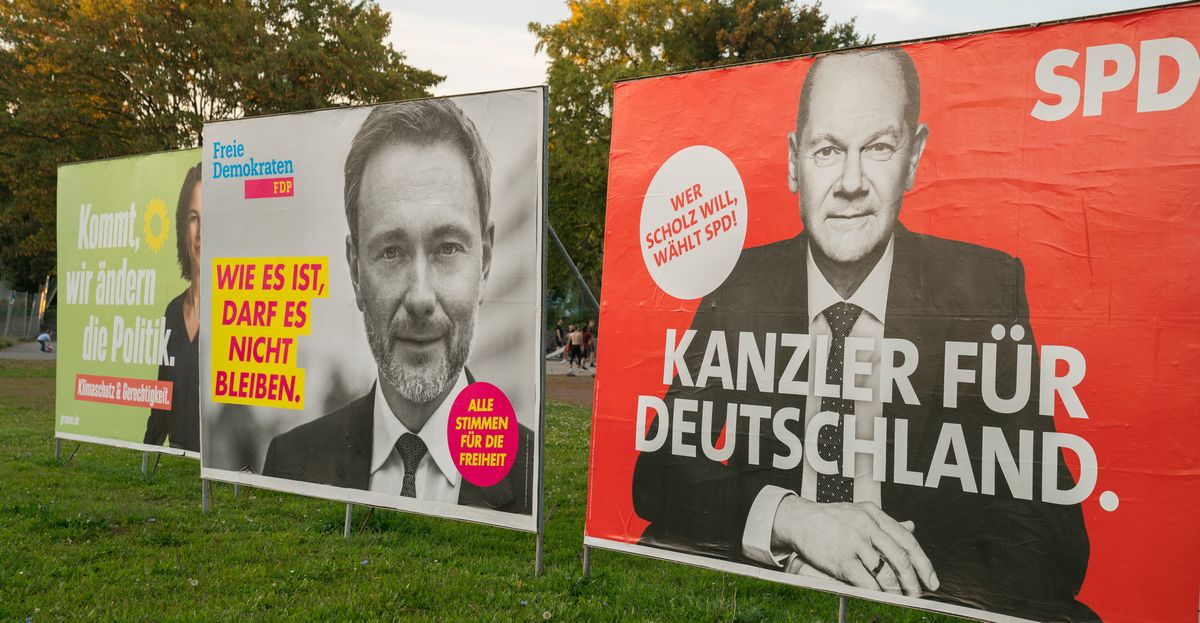 写真・図版 : 連立政権を組んだ3党が2021年9月の総選挙で掲げた広報看板。右から社会民主党(SPD)、自由民主党(FDP)、緑の党＝ahmetrefikguler/shutterstock.com