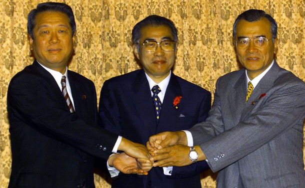 自自公連立政権に向け政策合意した小沢一郎・自由党党首、小渕恵三首相、神崎武法・公明党代表（左から。1999年10月4日撮影）