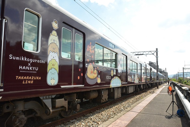 写真・図版 : 阪急の神戸線、宝塚線、京都線に施された「すみっコぐらし」ラッピング列車
