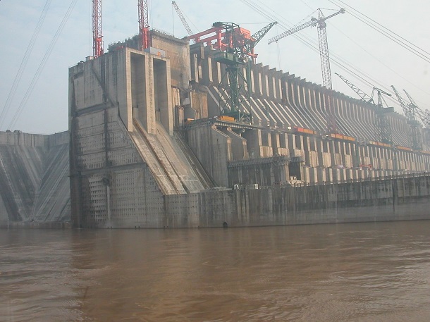 建設途中の三峡ダム＝2003年、筆者撮影