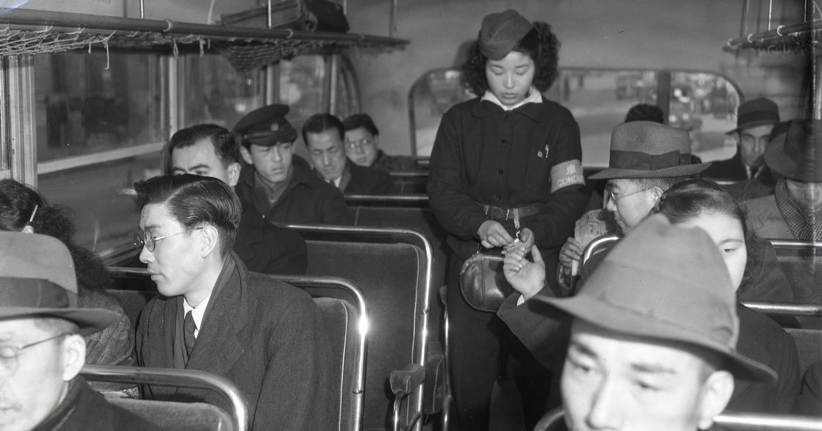 写真・図版 : 車内で切符を切るバスガール＝1950年1月27日、東京都内 
