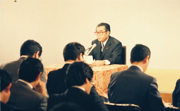 写真・図版 : 昭和天皇の病状について発表する小渕恵三官房長官=1988年9月25日、首相官邸