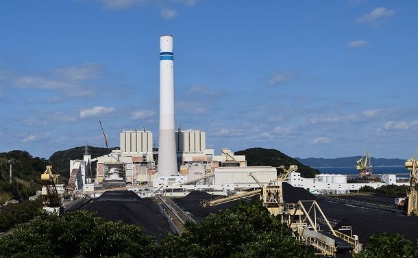 写真・図版 : 運転開始から40年を経て存続が計画されている松島石炭火力発電所。手前に燃料の石炭が見える。グリーンウォッシュの典型的な例だ＝長崎県西海市