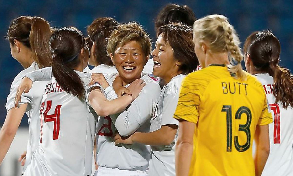 写真・図版 : AFC女子アジアカップで連覇を果たしたなでしこジャパン。写真は決勝の豪州戦でゴールを決め喜ぶ横山（中央）ら＝2018年4月20日、アンマン
