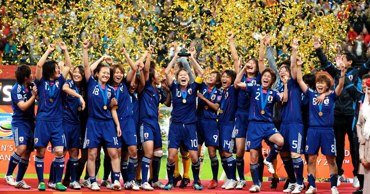 写真・図版 : W杯で優勝し、トロフィーを掲げて喜ぶ沢穂希（10）ら日本の選手たち＝2011年7月17日、ドイツ・フランクフルト