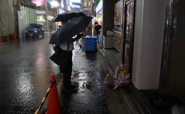 写真・図版 : 歌舞伎町ビル火災があった現場には、花束が手向けられていた＝2021年8月31日、東京都新宿区