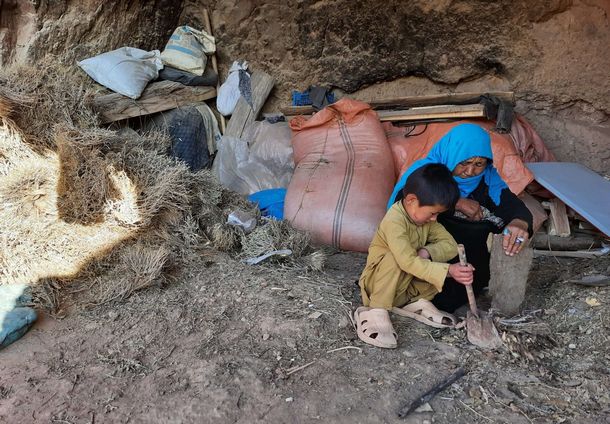 写真・図版 : アフガニスタン中央山岳地帯で洞窟に住む家族©CWS Japan