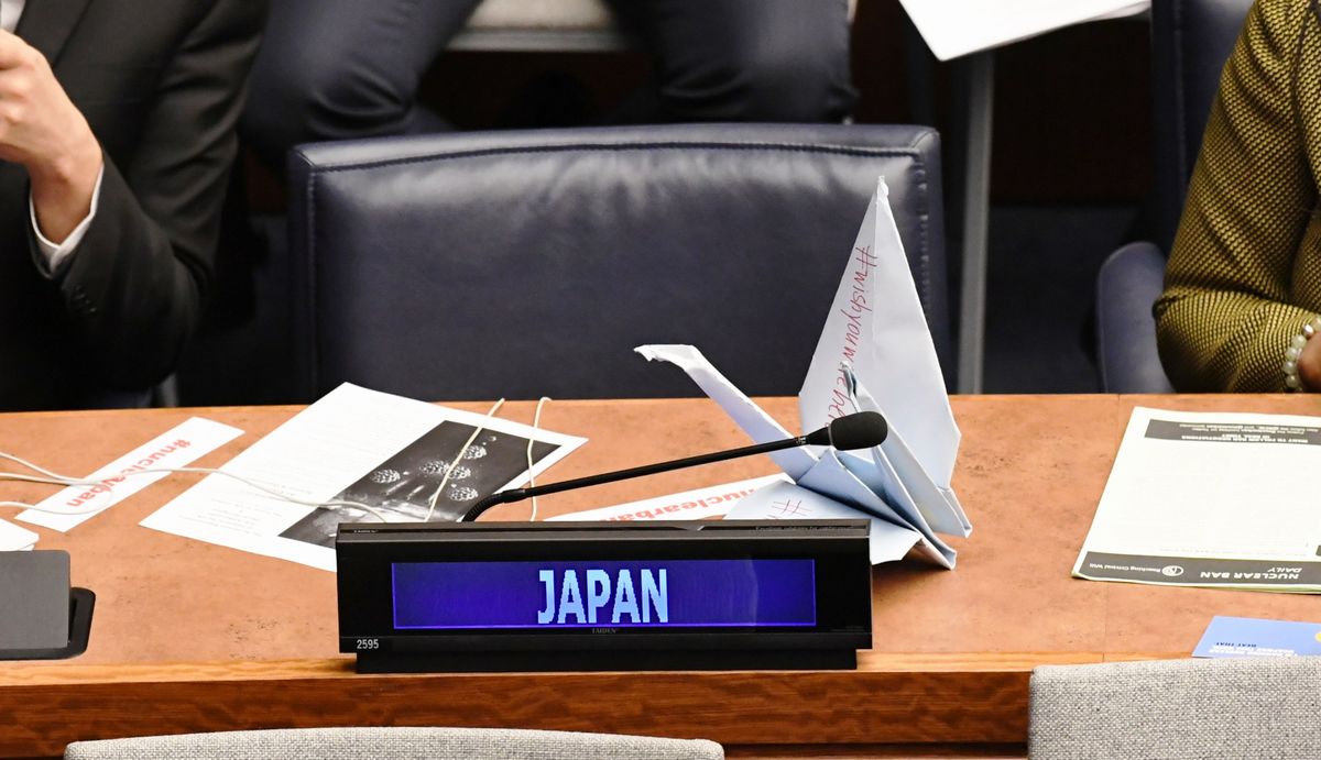 写真・図版 : 核兵器禁止条約交渉をボイコットした日本政府代表の席には「あなたがここにいてほしい」と書かれた大きな折り鶴があった。NGO関係者が置いたものだった＝2017年3月28日、国連本部