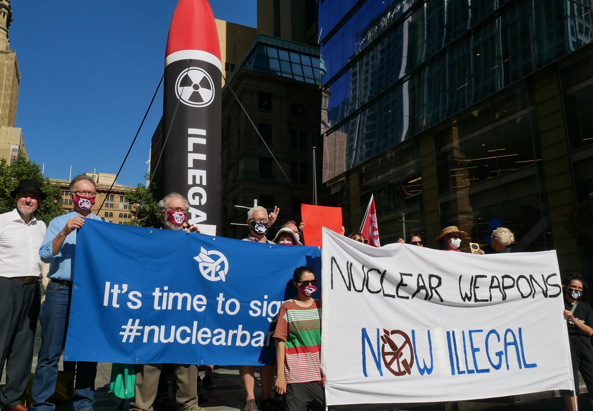 写真・図版 : 豪シドニーでは、核兵器禁止条約の発効を記念して国際NGO「核兵器廃絶国際キャンペーン」のメンバーらが集まった。オセアニアは欧米各国の核実験に苦しんできた歴史を抱える＝2021年1月22日