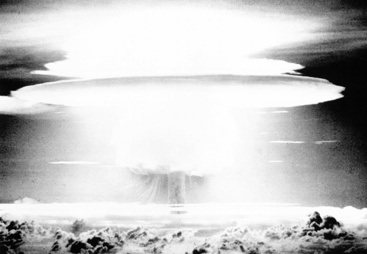 写真・図版 : 1954年3月1日（現地時間）、ビキニ環礁で行われた水爆実験の巨大なキノコ雲＝米軍撮影