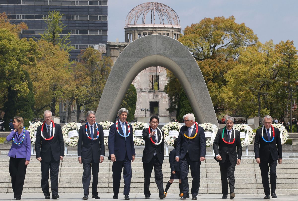 写真・図版 : G7広島外相会合の際、核保有国の米英仏を含む各国外相を案内して原爆死没者慰霊碑へ献花を終えた当時の岸田文雄外相（中央）。会合では核兵器のない世界を目指す「広島宣言」を採択した=2016年4月11日