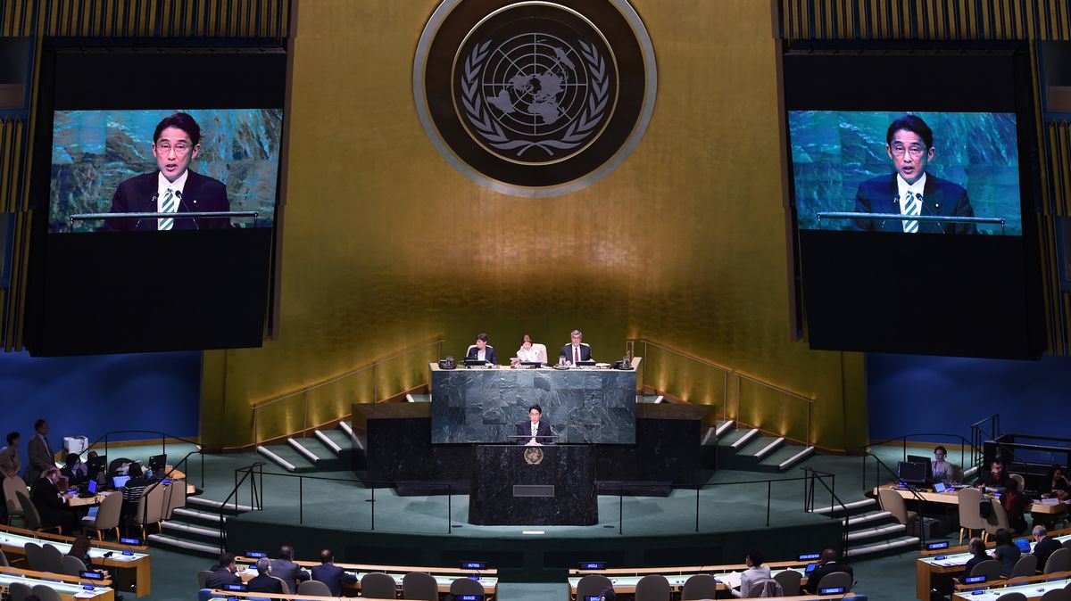 写真・図版 : 2015年の核不拡散条約（NPT）再検討会議で話す岸田文雄外相（当時）。会議は翌月、中東非核地帯構想への米英などの反発で決裂し、最終文書の採択ができぬまま閉幕した＝2015年4月27日、国連本部