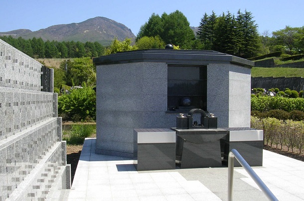 写真・図版 : 長野県小諸市にある高峯聖地公園の合葬墓。維持管理は市がおこなう＝小諸市提供