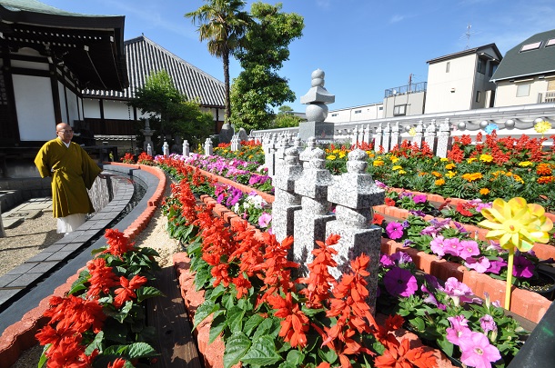 写真・図版 : 自然葬をイメージしたという永代供養墓＝奈良県奈良市の十輪院