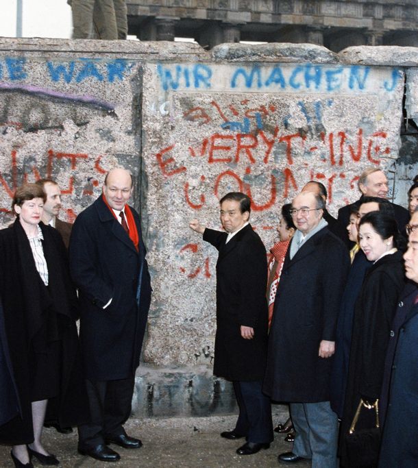 写真・図版 : 欧州歴訪中に「ベルリンの壁」を訪れた海部俊樹首相（中央）＝1990年1月9日、西ベルリン