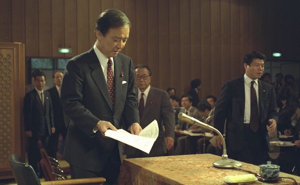 写真・図版 : 退陣を正式に表明する海部俊樹首相＝1991年10月5日、首相官邸 
