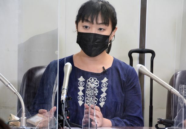 写真・図版 : 提訴後に会見する安田菜津紀さん＝2021年12月8日、東京・霞が関