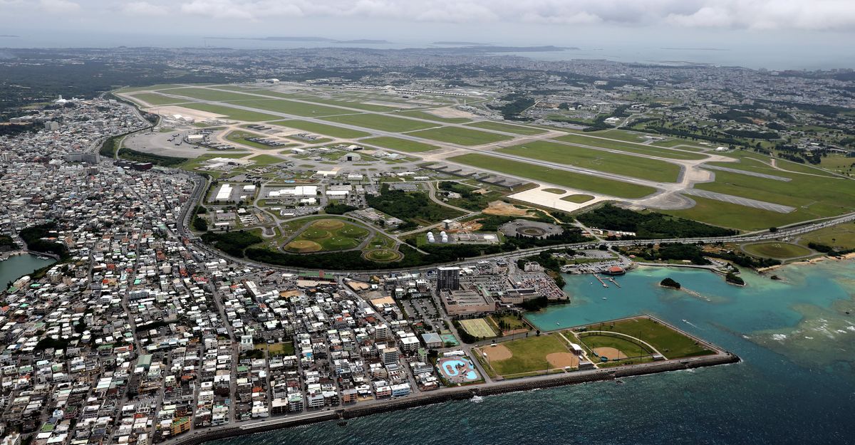 写真・図版 : 極東最大の米空軍基地である嘉手納基地。沖縄県嘉手納町、沖縄市、北谷町にまたがる＝朝日新聞社機から