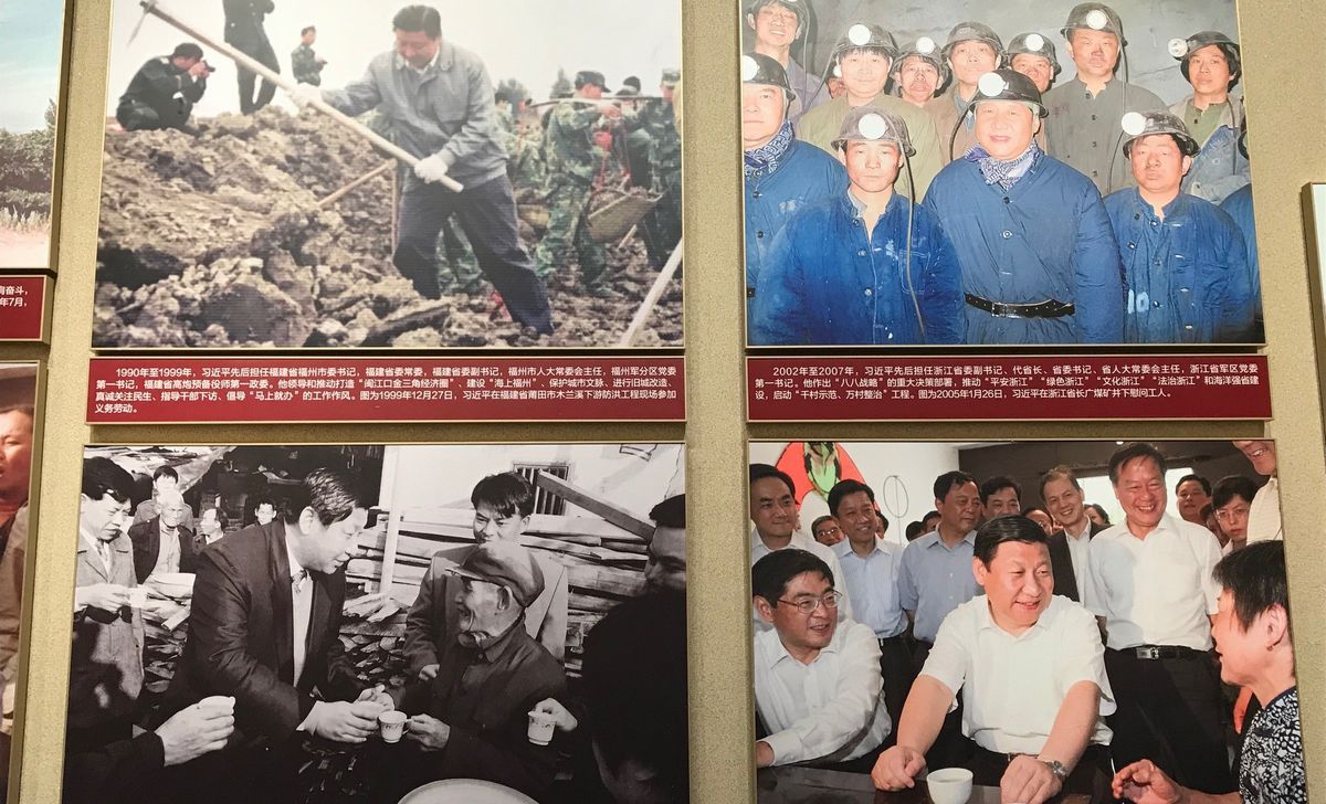 写真・図版 : 2021年に開館した中国共産党歴史展覧館で、習近平氏が庶民に寄り添う姿を強調した写真の数々＝2021年7月、北京市