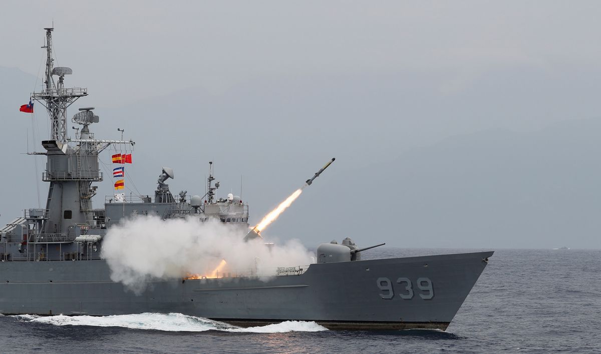 写真・図版 : 演習でミサイルを発射する台湾海軍のフリゲート艦＝2019年5月