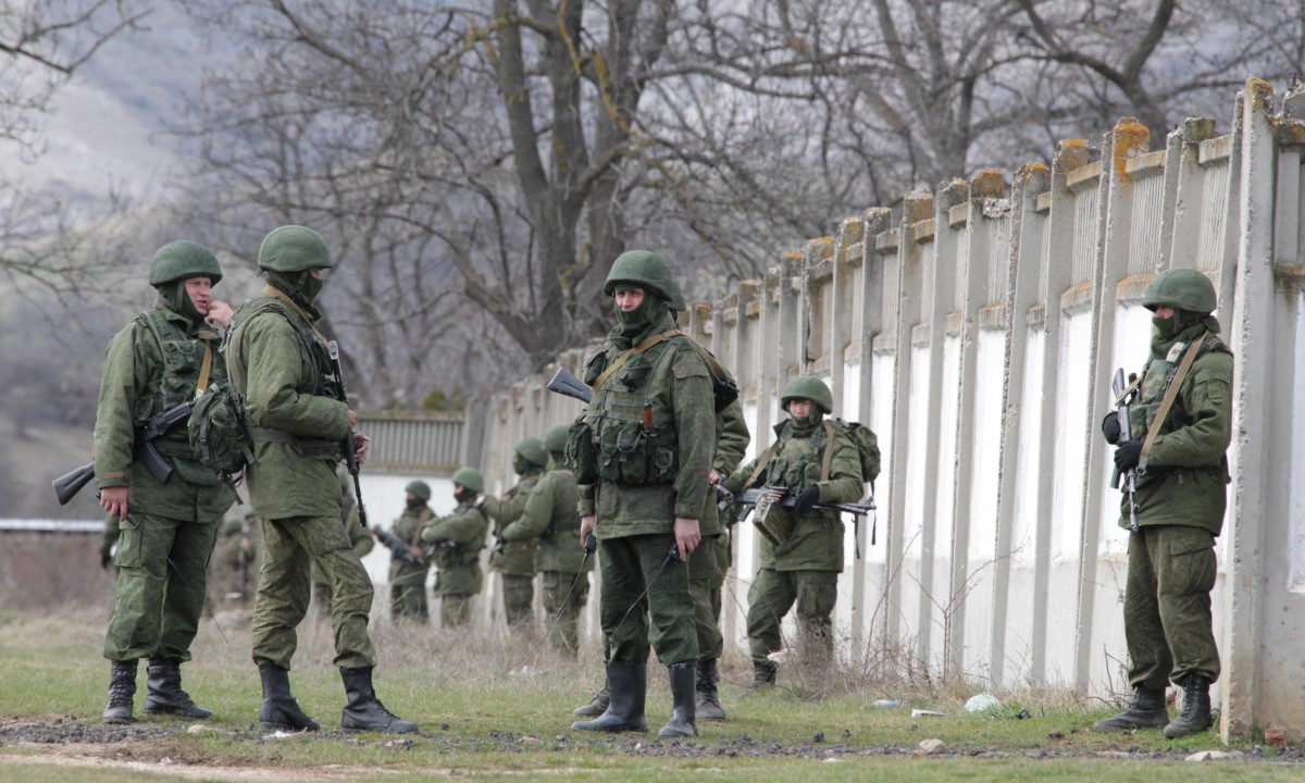 写真・図版 : クリミア半島のウクライナ軍施設を固めたロシア軍とみられる兵士たち（2014年3月19日）