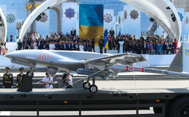 写真・図版 : ウクライナ独立30周年を機に行われた軍事パレードで披露された軍事ドローンTB2（2021年8月24日）＝Lina Reshetnyk /shutterstock.com
