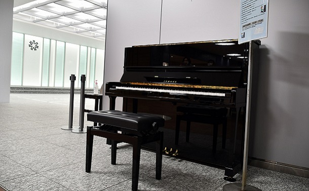 北海道議会に設置されたピアノ=2022年1月
