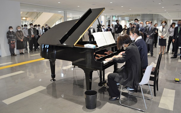 設置されたストリートピアノ。豊かな音色を響かせた=2021年4月1日、茨城県土浦市役所
