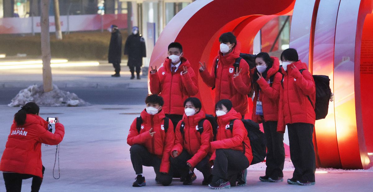 写真・図版 : 北京五輪の選手村に到着した日本選手団。五輪初出場の選手たちが記念撮影をしていた＝2022年1月30日
