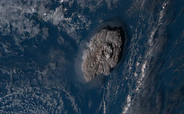 写真・図版 : 気象衛星「ひまわり8号」が撮影したトンガの海底火山の噴煙＝1月15日午後2時、情報通信研究機構（NICT）提供