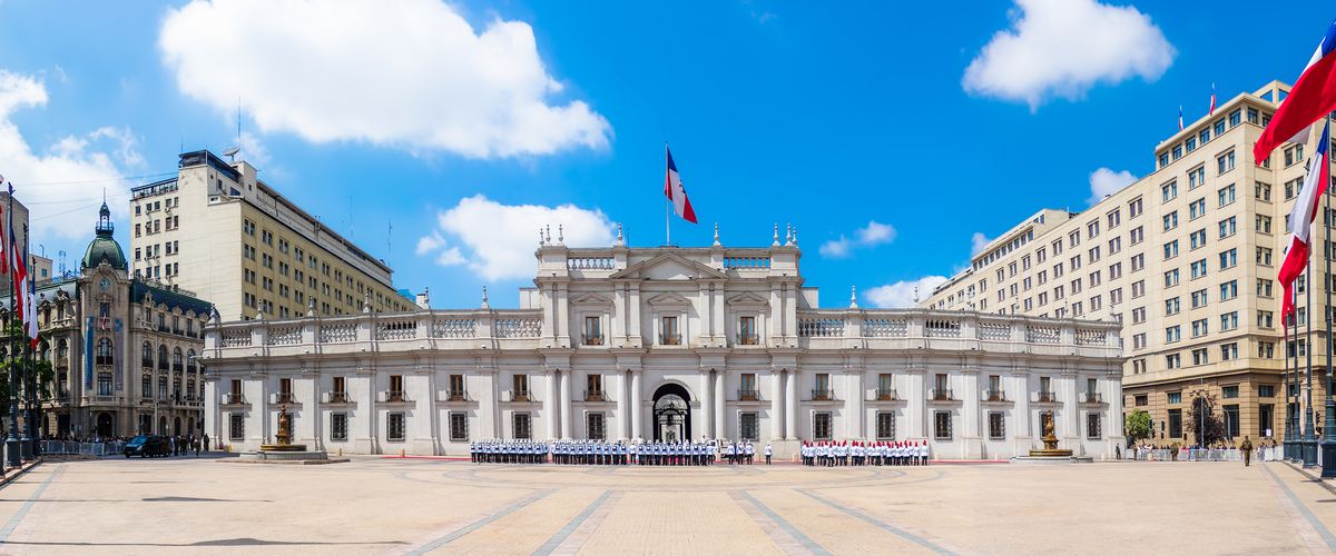 写真・図版 : チリ大統領府のモネダ宮殿＝Gubin Yury/Shutterstock.com