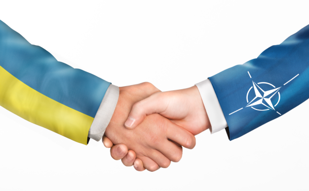 ウクライナ国旗色とNATOのシンボル＝shutterstock.com