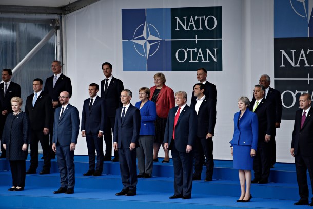 写真・図版 : NATOサミットの開会式に臨む加盟国政府首脳（2018年7月11日、ベルギー・ブリュッセル）＝shutterstock.com