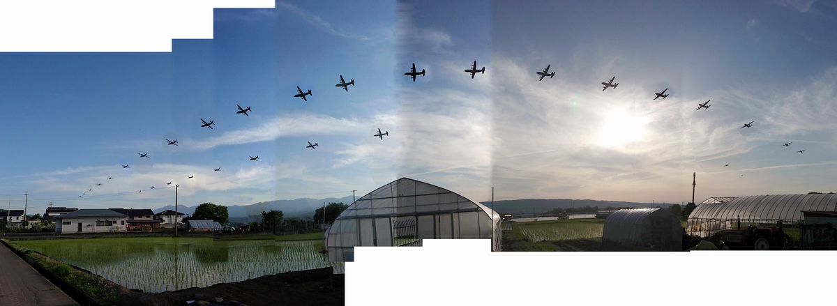 写真・図版 : 長野県佐久市の上空を低空で飛ぶ2機の米軍輸送機の連続写真。2019年5月に撮影された動画を裁断して作成＝低空飛行解析センター提供