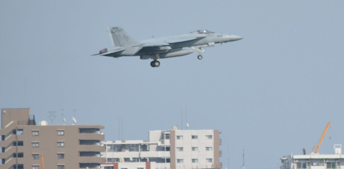 写真・図版 : 米海軍厚木基地近くの住宅密集地上を低空で飛ぶ空母艦載機FA18＝2018年1月31日、神奈川県大和市