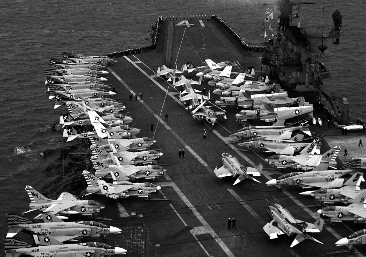 写真・図版 : 1973年10月5日、横須賀基地に入港する米第七艦隊所属の空母ミッドウェー。米海軍史上初めて米国外での空母の母港化となった