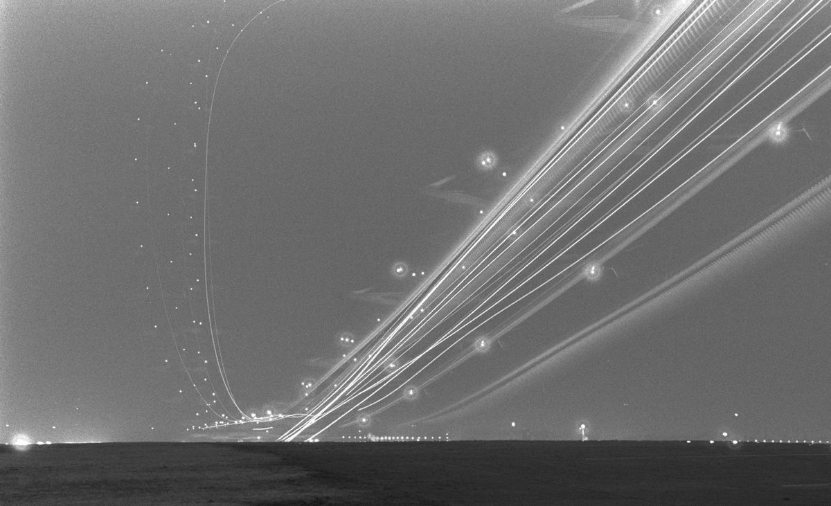 写真・図版 : 米空母ミッドウェー艦載機による夜間発着訓練（NLP）が続いた厚木基地。戦闘攻撃機などがごう音をあげ離着陸を繰り返す。周辺は住宅密集地だ＝1987年4月6日、神奈川県大和、綾瀬市