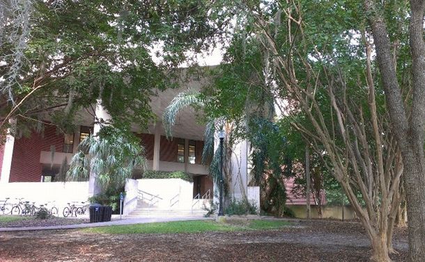 写真・図版 : フロリダ大学の筆者が所属していた研究科の建物。今年、およそ10年ぶりに母校を訪れたが、新たな建物が次々と建てられており、その発展ぶりに驚いた。