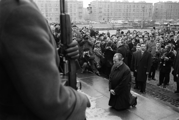 写真・図版 : ワルシャワのゲットーの前でひざまずいて謝罪するブラント・ドイツ首相（1970年、ドイツ政府のHPから）