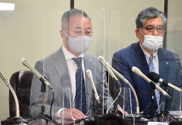 写真・図版 : 東京高裁の判決後に記者会見する山口敬之氏(左)＝2022年1月25日