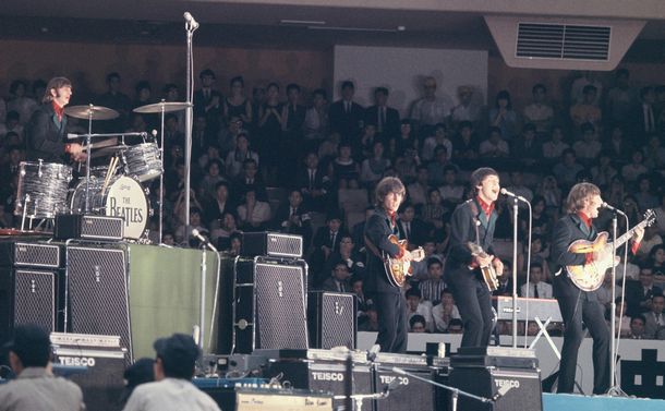 写真・図版 : 来日して武道館で演奏するザ・ビートルズ。右からジョン、ポール、ジョージ、リンゴ ＝1966年6月30日、東京・九段の日本武道館で 
