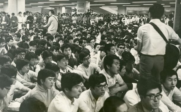 写真・図版 : 新宿名物の反戦フォークソング集会。五千人の熱気に包まれた＝1969年5月31日、新宿駅西口地下広場 
