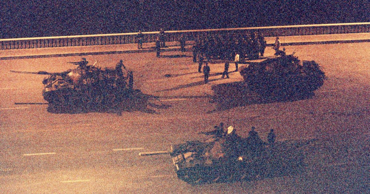 写真・図版 : 天安門事件　道路を封鎖する戒厳部隊の戦車と兵士＝1989年6月4日、中国・北京
 