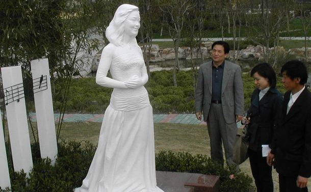 写真・図版 : 上海郊外の墓地に造られた故テレサ・テンの墓と像＝2000年4月3日
