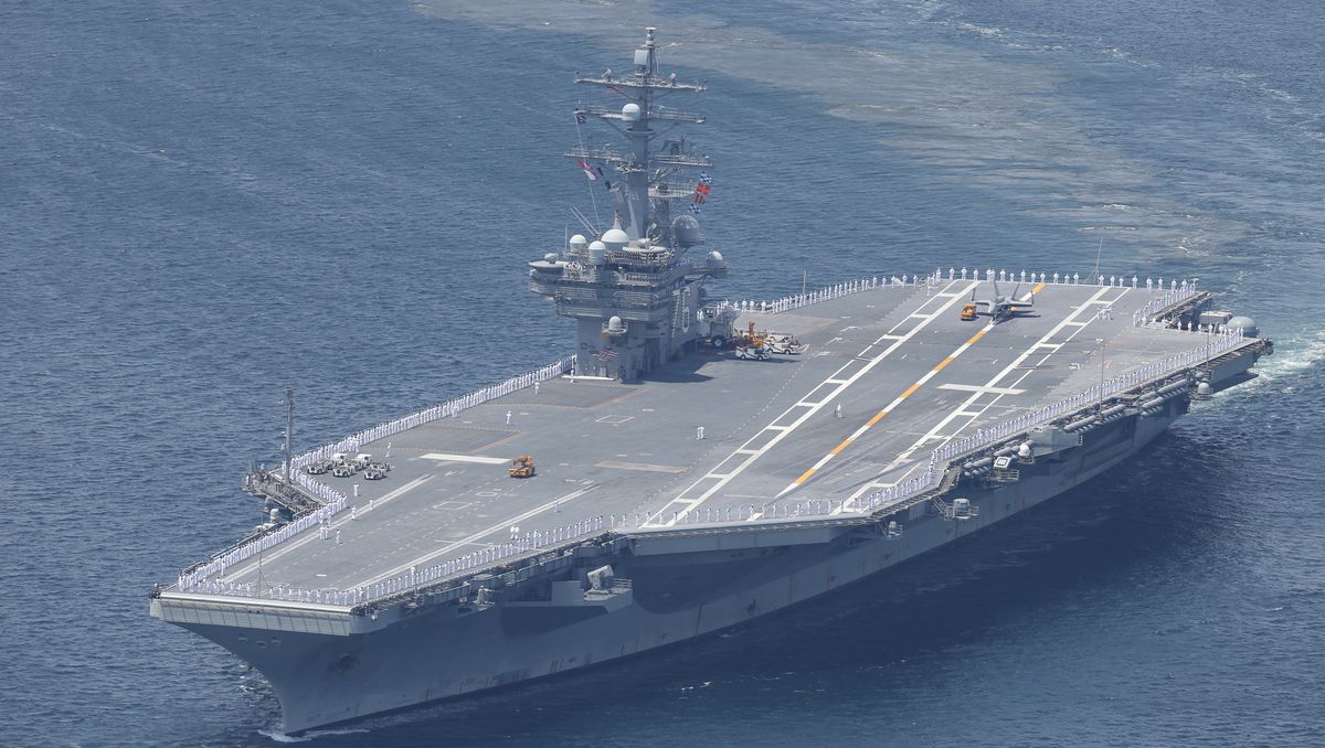 写真・図版 : 横須賀基地を出港する米海軍の原子力空母ロナルド・レーガン＝2016年6月4日