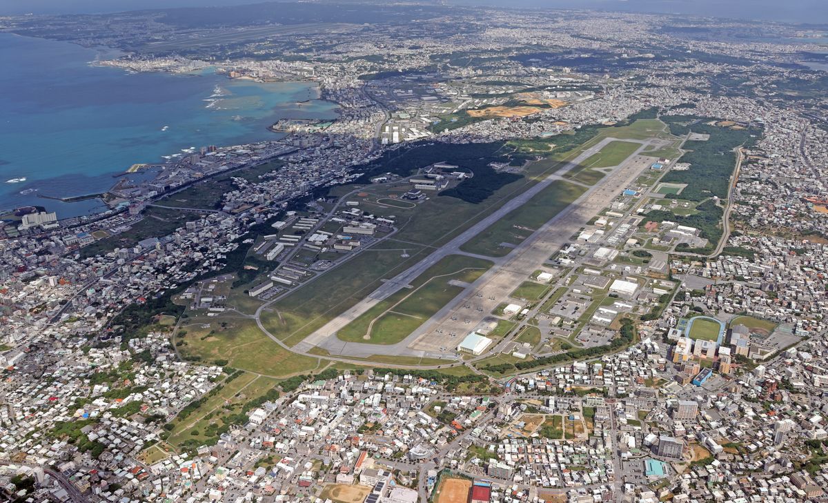 写真・図版 : 市街地に囲まれた沖縄の米軍基地。手前は普天間飛行場、左上は嘉手納基地＝2020年10月25日