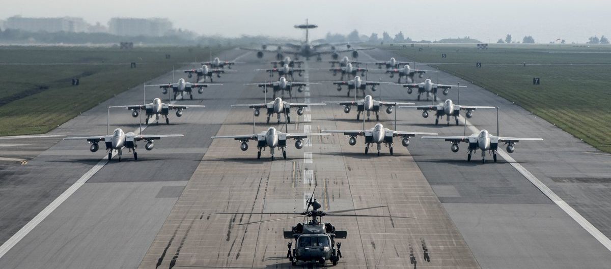 写真・図版 : 米空軍嘉手納基地の滑走路に整列した軍用機＝2017年、米空軍参謀総長のツイッターから