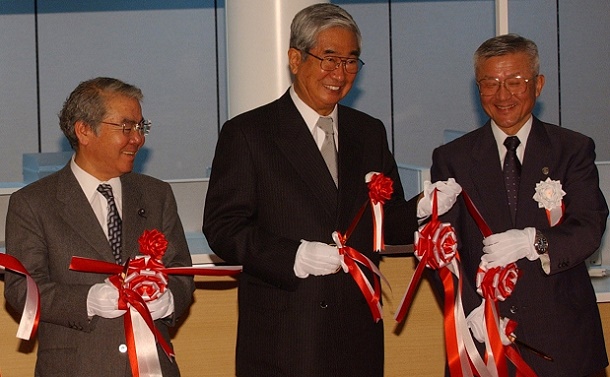 東京都知事２期目、石原慎太郎氏（中央）は新銀行東京の本店完成式典に出席した＝2005年3月31日、東京・大手町